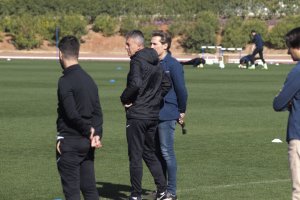Lucas Alcaraz hablando con Miguel Ángel Corona.