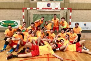 El equipo juvenil celebrando el ascenso.