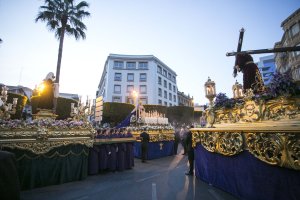 Tradicional Encuentro en plaza Circular entre Jesús Nazareno y la Virgen de La Amargura, con una gran puesta en escena.