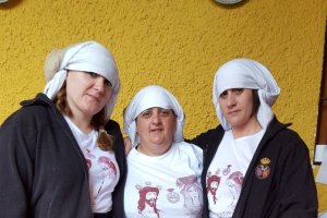 Mari Carmen junto a dos compañeras.