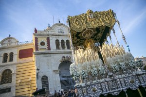 Esperanza Macarena bajo palio verde y dorado al pasar frente a la Plaza de Toros de la capital donde la esperaban cientos de devotos.