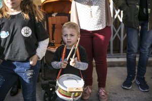 Pequeños de Calvario, con peces por Gabriel en sus sudaderas.