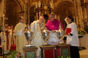 Adolfo González Montes, obispo de la diócesis, consagrando los Santo óleos.