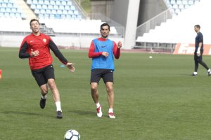 Tino Costa en una jugada con Rubén Alcaraz.
