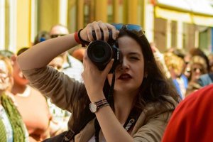 María Bascuñana realizando una fotografía.