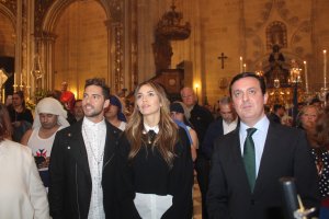 David Bisbal y Rosanna Zanetti, tras realizar la ‘levantá’ a Jesús Cautivo. En la imagen con el vicepresidente de la Diputación, Javier A. García.