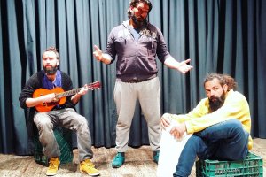 Actores de En alta mar, que se estrena este viernes en La Oficina, durante un ensayo..