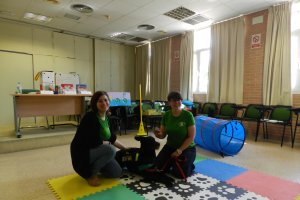 ‘Sombra’, colaborando en las actividades de recorrido de circuitos y de lecto-escritura.