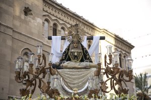 Salida de Nuestra Señora de las Angustias, con la Compañía de María de testigo.