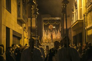 La virgen del Consuelo lució su candelería pese a las inclemencias del tiempo, que dejó una noche ventosa.