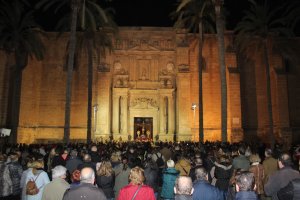 A las cinco en punto de la madrugada salía de la Catedral de la Encarnación la venerada imagen del Santo Cristo de la Escucha.