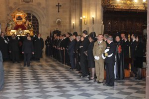 Estación de Penitencia de la Cofradía del Santo Sepulcro con asistencia de autoridades civiles, religiosas y militares.