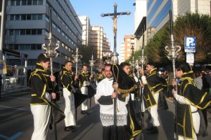 El viento se ha dejado notar con fuerza en el desfile procesional de Caridad.
