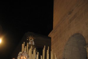 La Soledad, ante el templo.