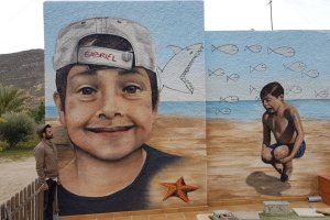 Mikel Herrero, frente al mural dedicado a Gabriel (Foto: cedida por el autor)
