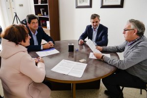 Firma del contrato entre la familia y la Diputación.