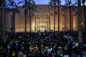 La plaza de la Catedral se llenó en la noche del Miércoles Santo pero las calles de la ciudad estuvieron repletas de gente durante toda la semana.