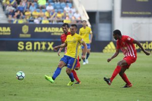 David Barral se coló entre la defensa del Almería y marcó.
