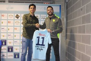 Javi Fernández presentando al nuevo jugador celeste.