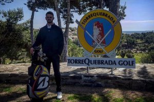 La joven promesa en el campo de golf.
