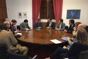 Reunión en Sevilla entre el consejero de Medio Ambiente y Ordenación del Territorio y el alcalde