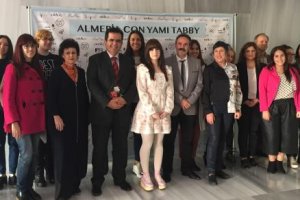 Yami Tabby (en el centro), junto a representantes de las administraciones, la Escuela de Arte (incluidas las alumnas participantes) y el Museo. 