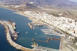 Vista aérea de Garrucha con el puerto en primer plano