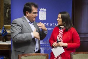 Conversación entre el diputado y la edil velezana tras la rueda de prensa.