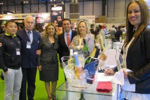 Participantes en esta cita gastronómica junto a miembros de la Diputación.