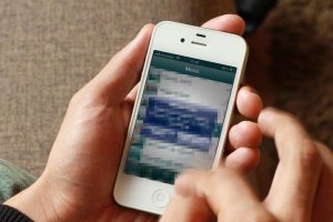 Un joven manda un mensaje por el móvil.