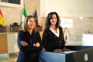 Ana Martínez Labella, concejal de Cultura y María Vázquez, portavoz municipal