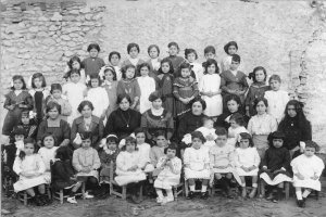 Candelaria Murcia, en el centro de la fotografía, luciendo una condecoración académica en el pecho.