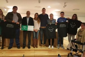 El acto de entrega de la placa se ha llevado a cabo en el Centro de Información Juvenil de Vera.
