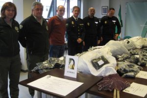 El delegado y agentes de Medio Ambiente, junto con material incautado.