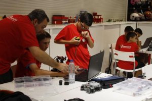 Unos niños aprenden robótica en uno de sus talleres.