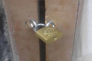 La Policía Nacional tuvo que abrirse paso a través de una puerta que se encontraba cerrada desde fuera con un candado.