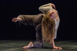 Un momento de ‘Brea y Plumas’ que pudo verse el pasado jueves en el Teatro Apolo. 