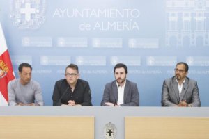 Representantes de la FECOAM y el concejal del área, Carlos Sánchez