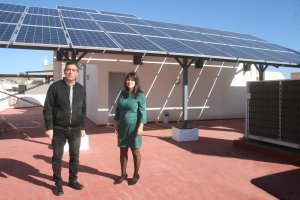 La alcaldesa y un concejal junto a las placas que se están instalando.