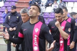 Michel orando y Goro mirando.