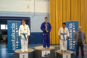 El joven Juan Francisco Calvo García tras recoger la copa de campeón de España de Yudo de la ONCE.
