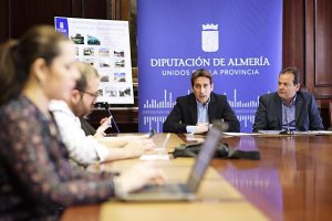 El diputado de Fomento durante la rueda de prensa celebrada en la Diputación.