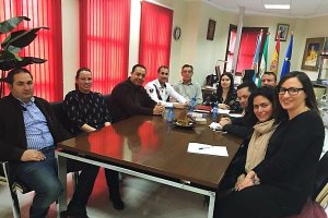 Reunión celebrada en el Ayuntamiento entre la alcadesa, concejales y empresarios.