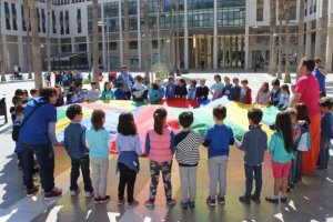 Varios niños jugando en la Plaza Mayor en una de las actividades programadas.