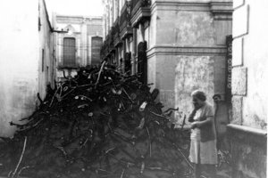 La montaña de leña de la panadería de la familia Idáñez-Ibáñez se acumulaba en la misma calle.