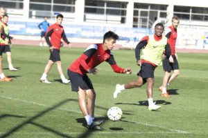 Juan Ramírez despeja un balón en el partidillo.
