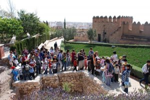 Un grupo de niños visitando la Alcazaba.