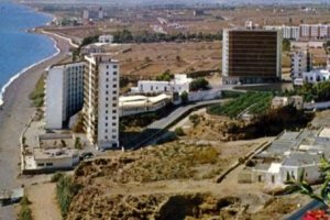 El edificio ‘El Andaluz’, un proyecto del arquitecto almeriense Pedro Bértiz,  fue en su tiempo el más alto de la provincia, con sus trece plantas y 