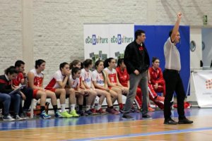 Villarrubia dirigiendo a sus chicas.
