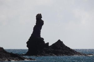El Dedo, en el arrecife situado frente al cerro de Vela Blanca, en el Cabo de Gata.